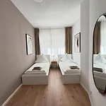 135qm - 6 - - 2 Bathrooms - Free Parking - Mallibase Apartment *