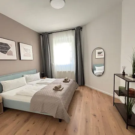 135qm - 6 - - 2 Bathrooms - Free Parking - Mallibase Apartamento