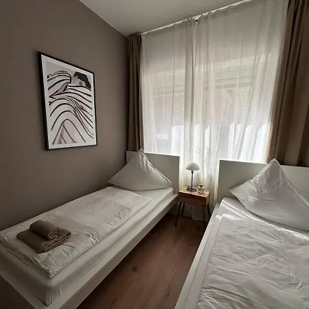 135qm - 6 - - 2 Bathrooms - Free Parking - Mallibase Lägenhet *
